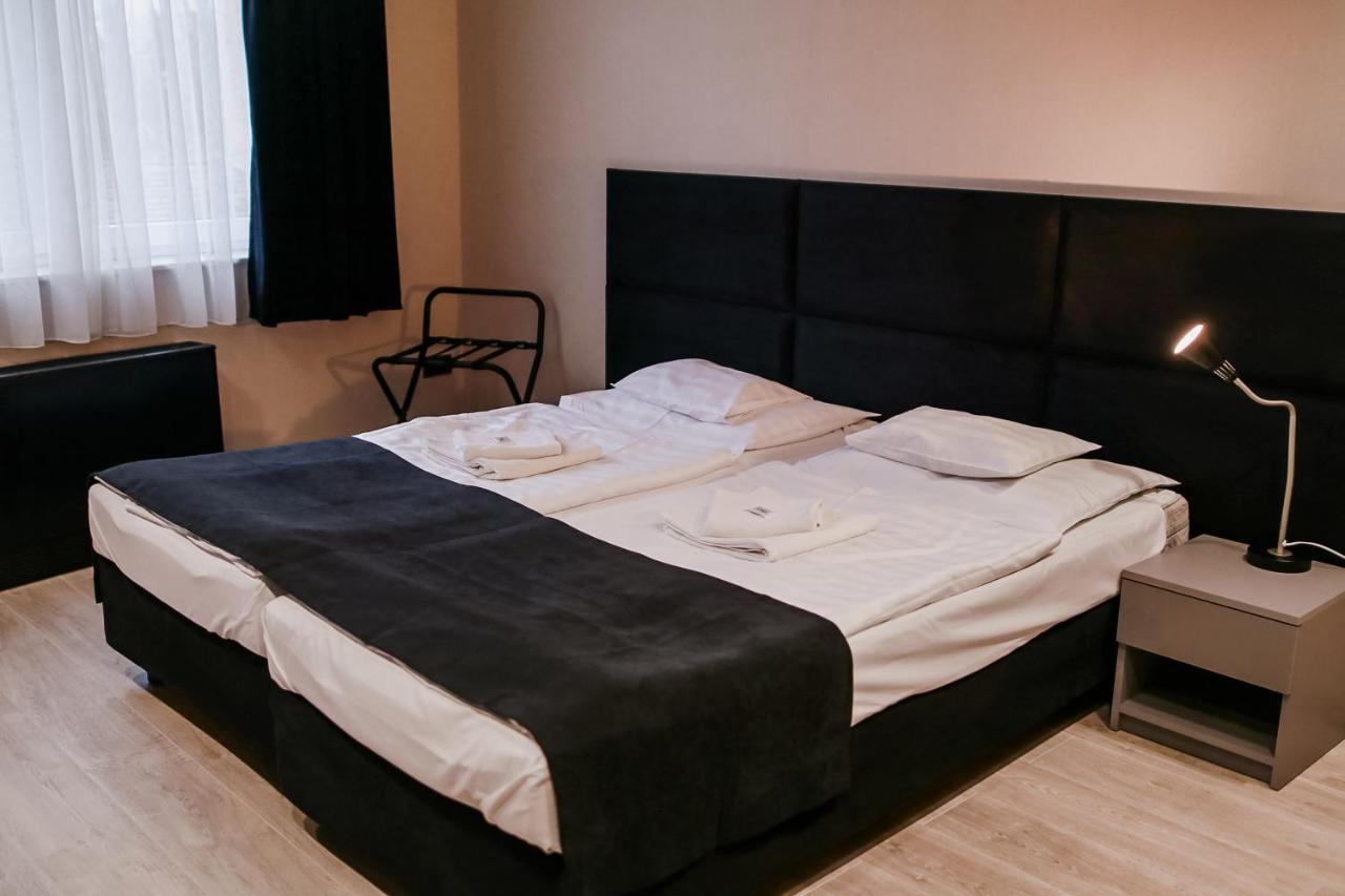 Sohaz Panzio Es Apartmanhaz Solnoca Exterior foto