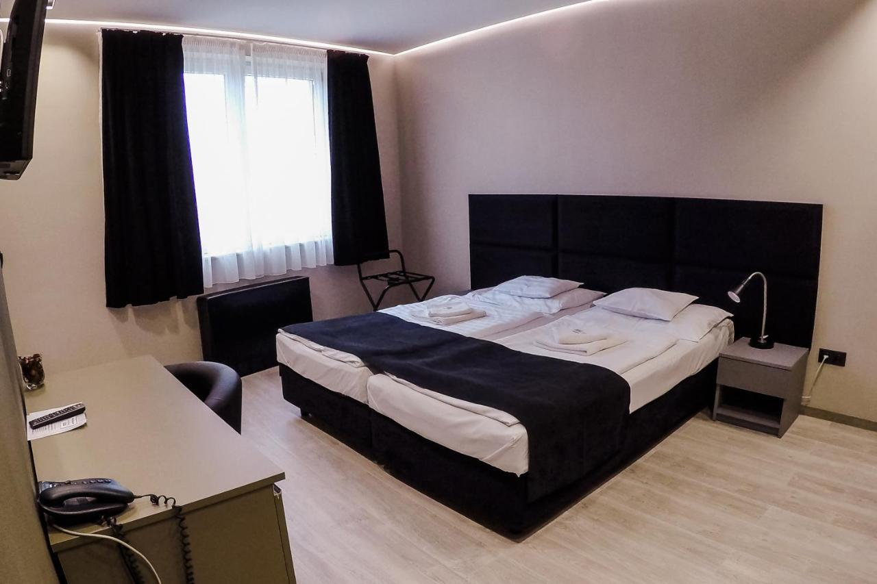 Sohaz Panzio Es Apartmanhaz Solnoca Exterior foto