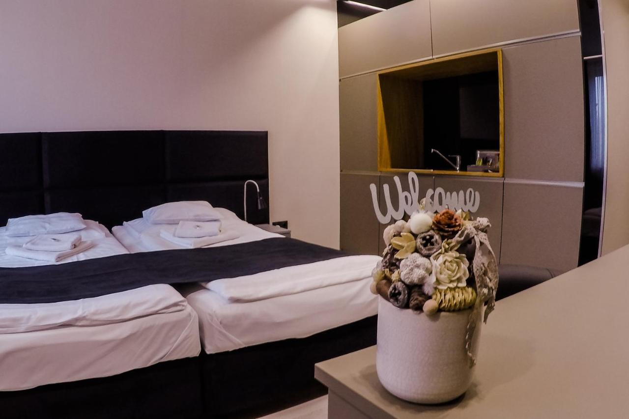 Sohaz Panzio Es Apartmanhaz Solnoca Exterior foto