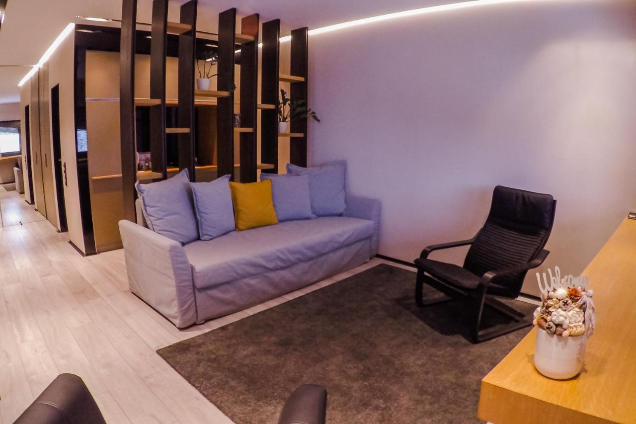 Sohaz Panzio Es Apartmanhaz Solnoca Exterior foto