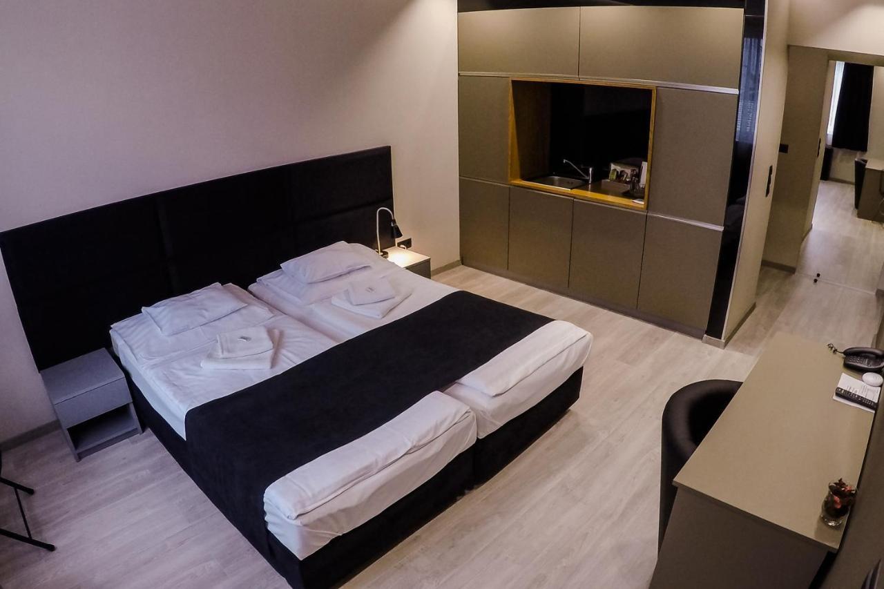 Sohaz Panzio Es Apartmanhaz Solnoca Exterior foto