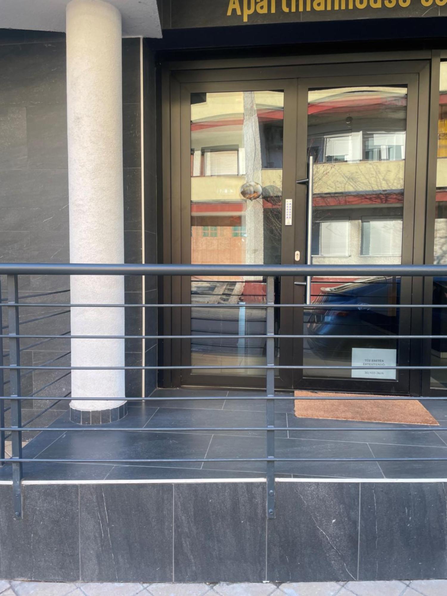 Sohaz Panzio Es Apartmanhaz Solnoca Exterior foto