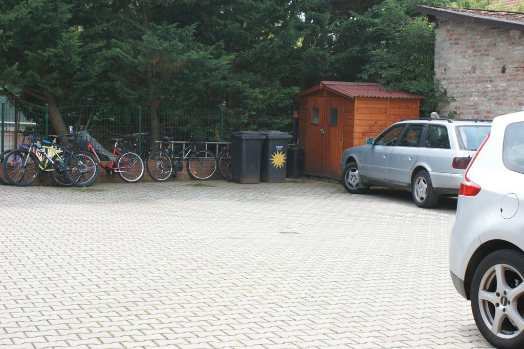 Sohaz Panzio Es Apartmanhaz Solnoca Exterior foto